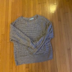 Gray sweater with three-quarter sleeves